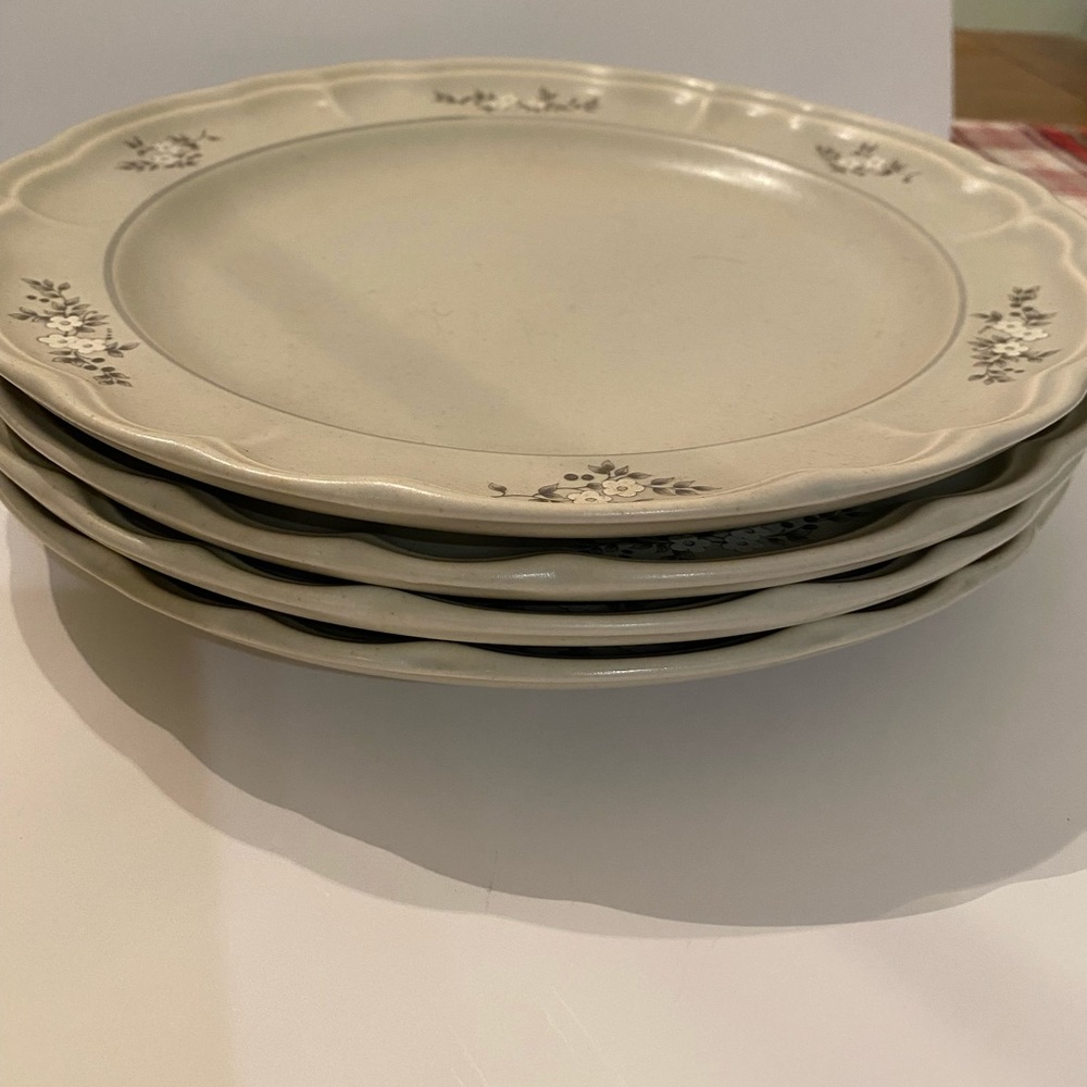 Set of 4 Pfaltzgraff stoneware heirloom dinner plates. - Picture 3 of 4